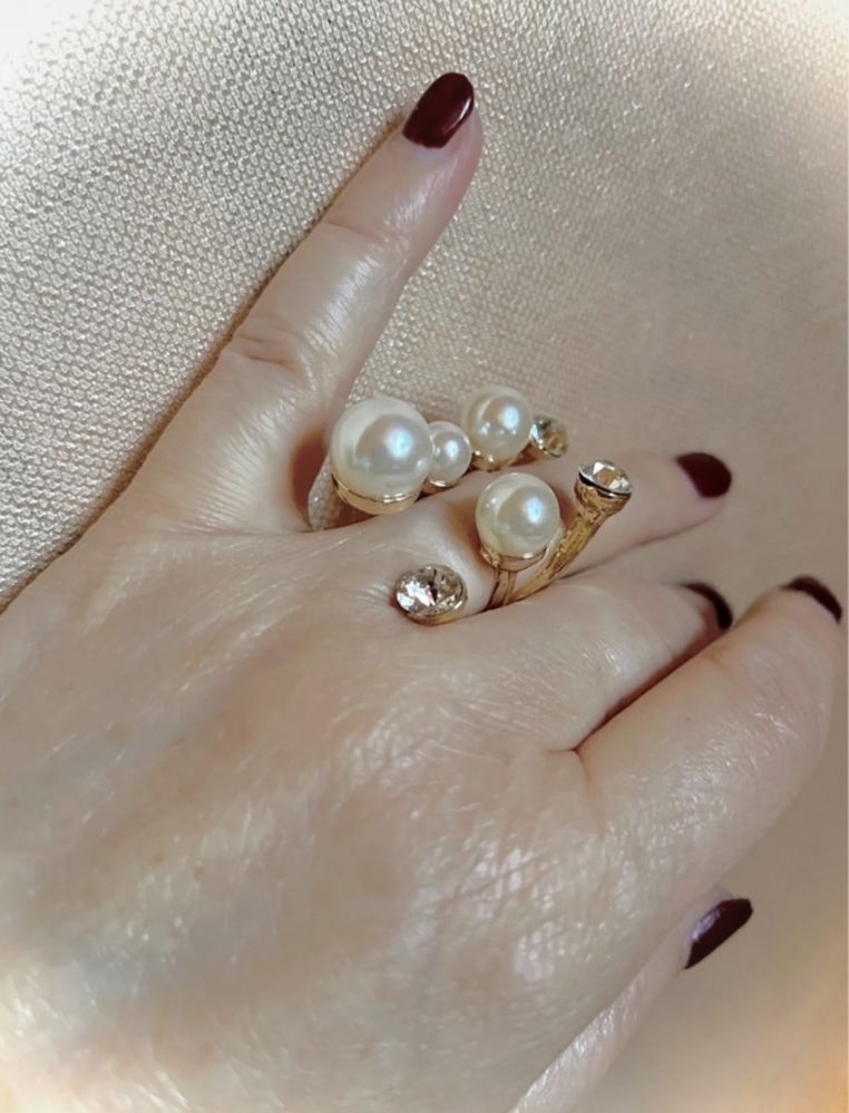 Przepiękny regulowany pierścionek z perłami