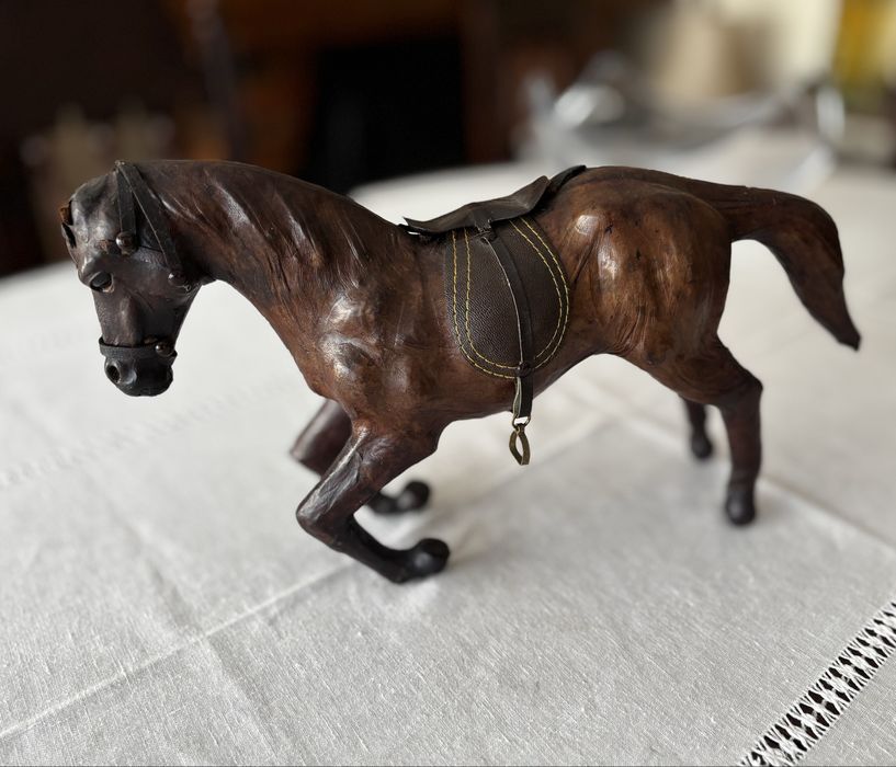 Escultura antiga de cavalo em couro – peça artesanal vintage