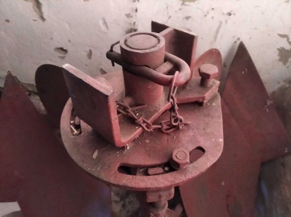 Чехословацький поворотний плуг до мінітрактора .