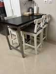 Mesa alta com 1 cadeira com almofada