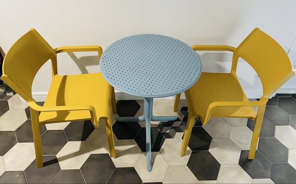 Стіл та стільці від NARDI