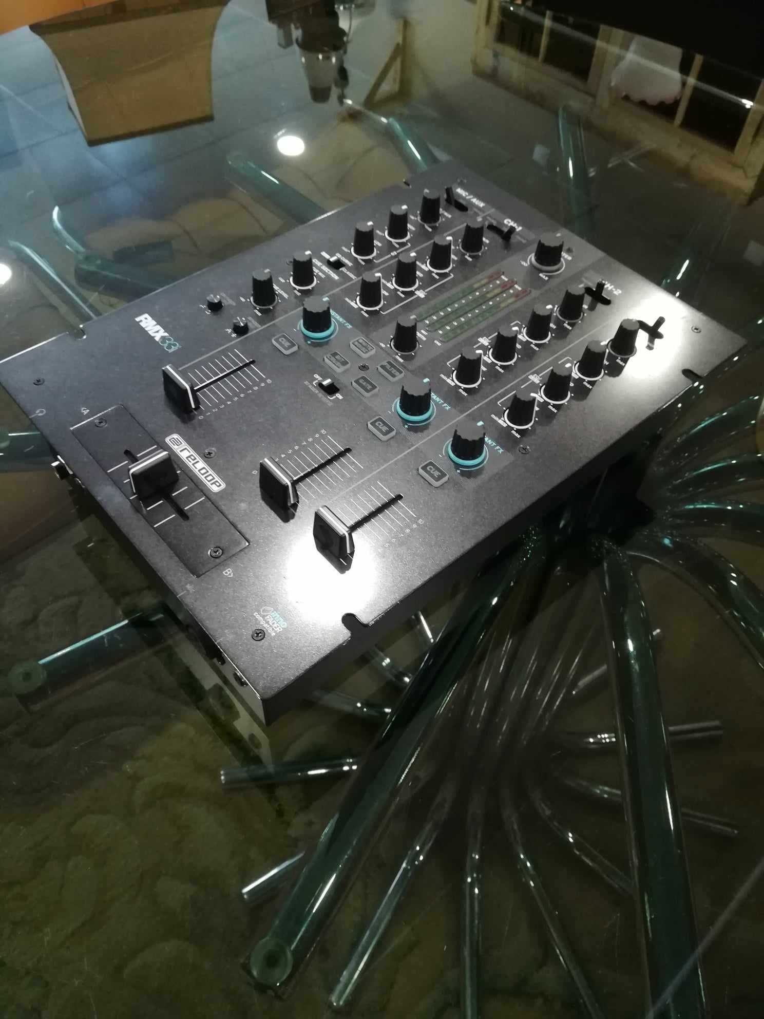 Mesa de Mistura Reloop RMX 331