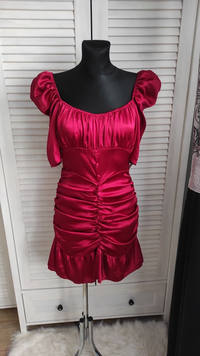 Sukienka satynowa w kolorze intensywnej czerwieni XS