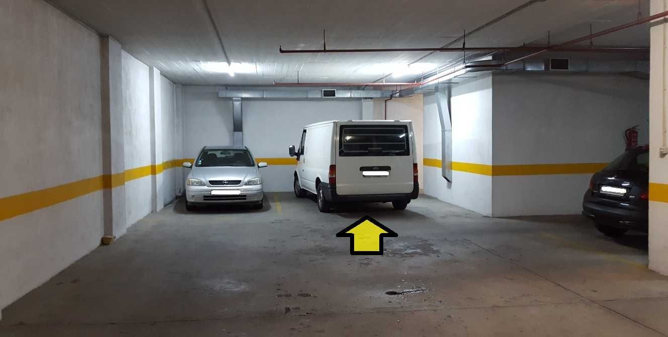 Estacionamento Amplo ao nivel do R/C em Benfica