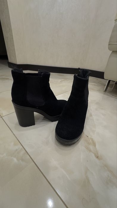 Взуття р 37, в дуже гарному стані ! Сапоги на невеликий підьем !