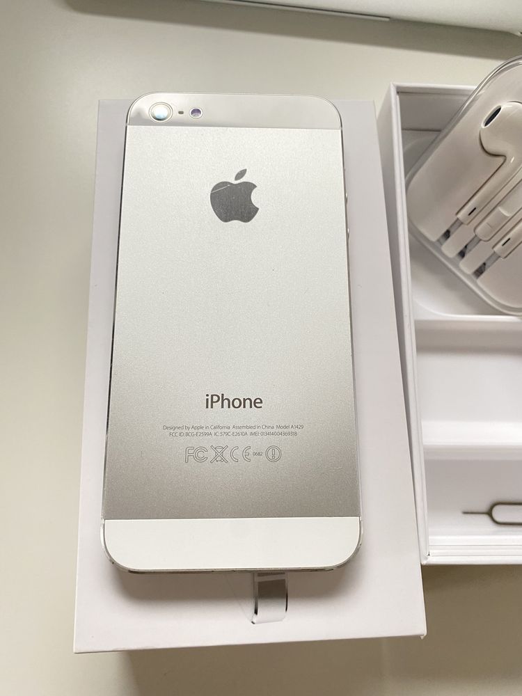 Biało- srebrny iPhone 5 16 GB zestaw słuchawki nowe + etui LV