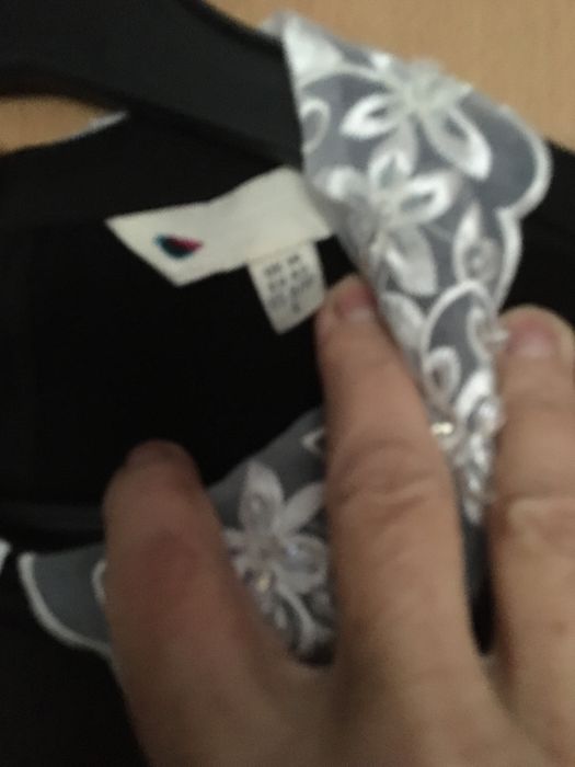 Czarna sukienka z białym ozdobnym kołnierzykiem