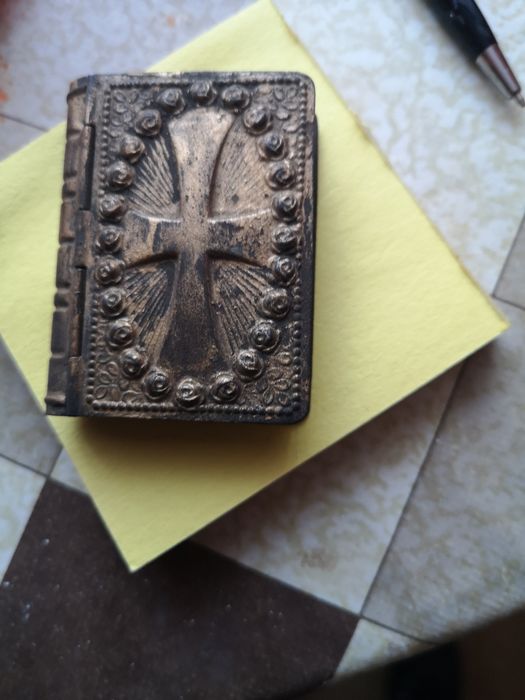 Stare metalowe pudełko na różaniec
