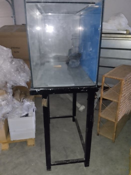 Aquário com Mesa de Alumínio – Excelente Estado – Pronto a Usar!