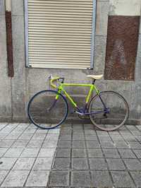 Bicicleta antiga de estrada