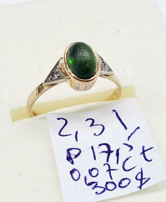 Продам золотое кольца с изумрудом и бриллиантами производства СССР