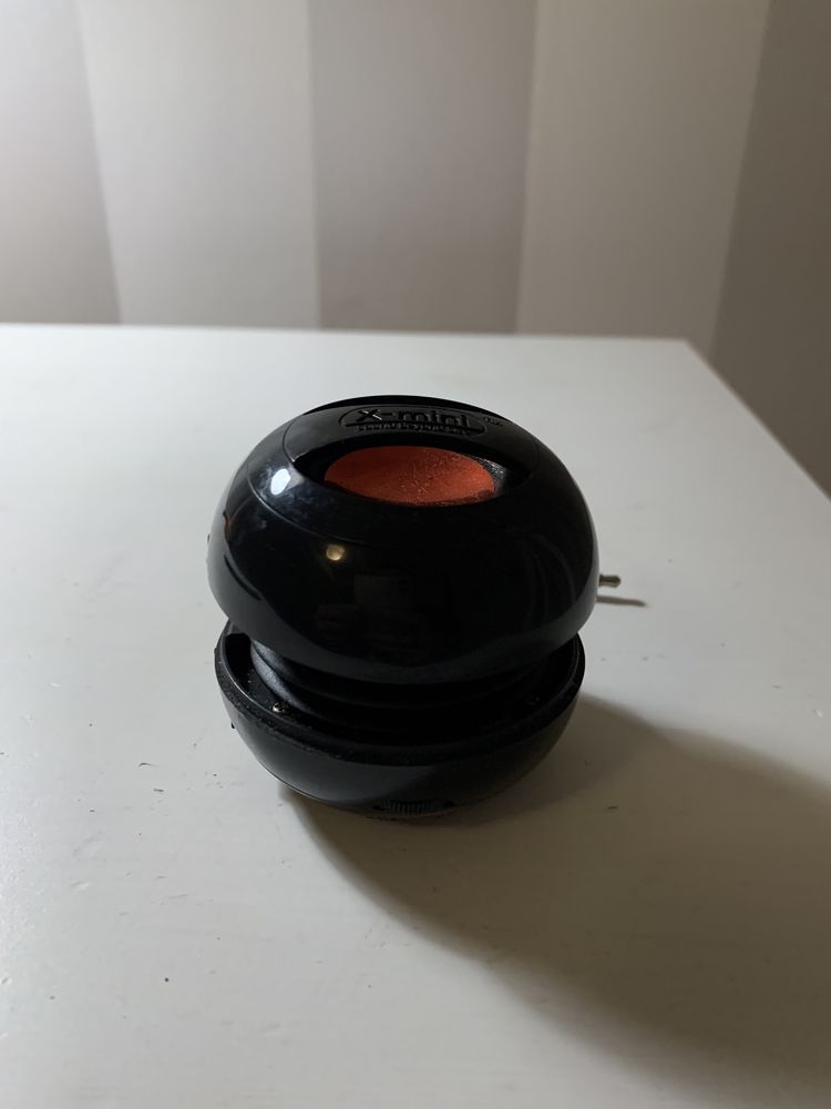 Przenośny czarny głośnik X-mini