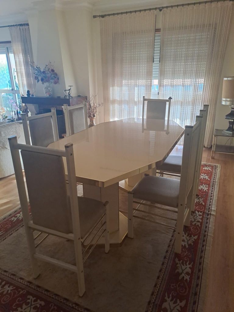 Mesa para sala de jantar com oferta de 6 cadeiras