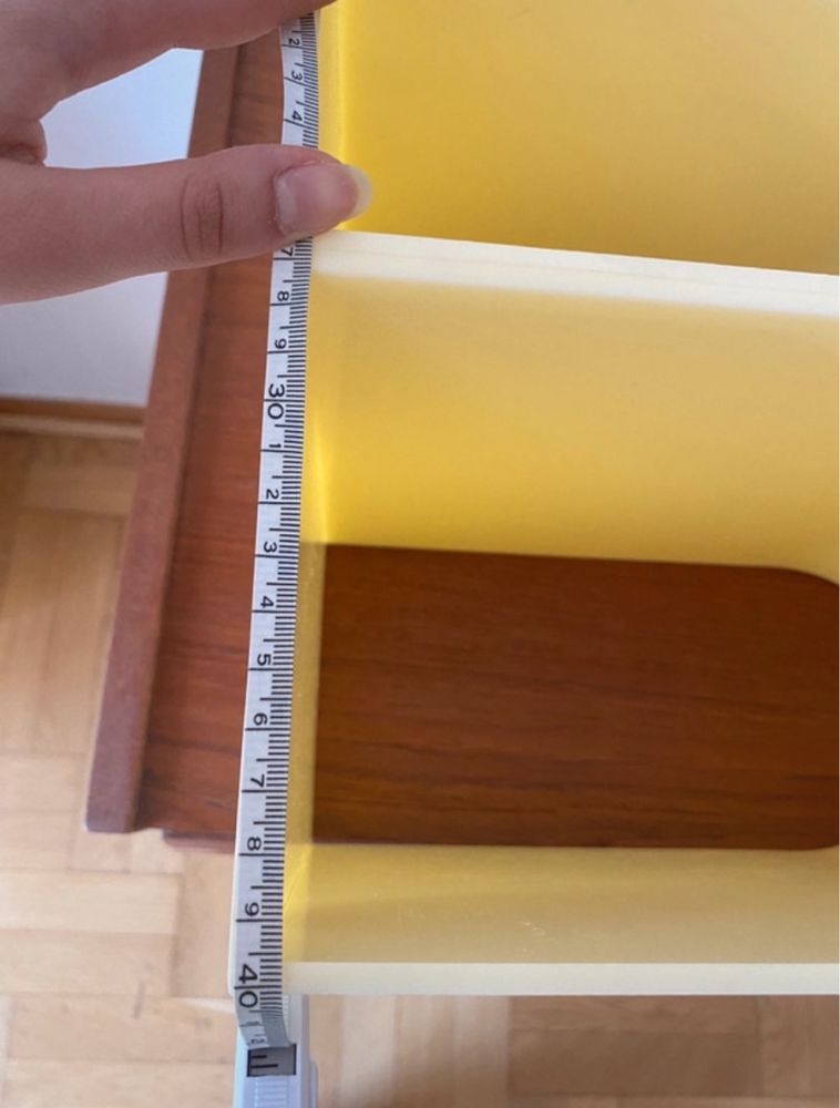 Dekoracyjna szafeczka w kształcie litery „B” na książki designerska