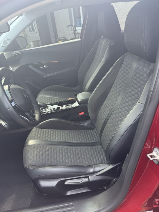 Peugeot E2008 Електро 300 км