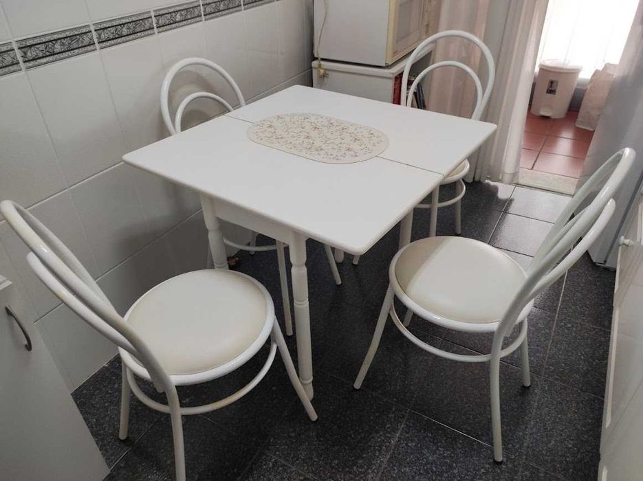 Mesa e cadeiras para cozinha - Funchal