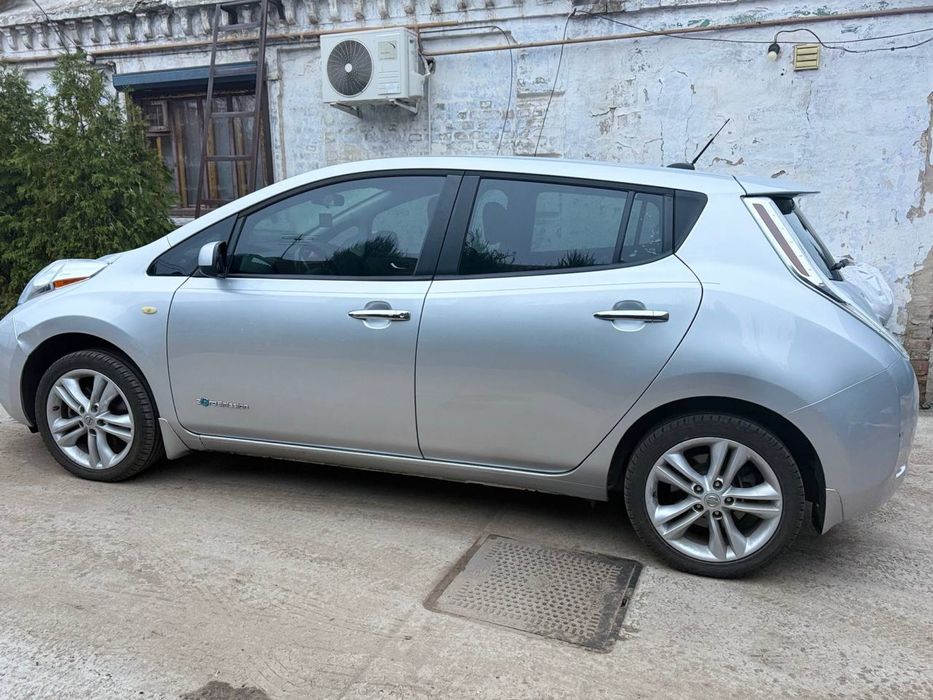 Продам nissan leaf