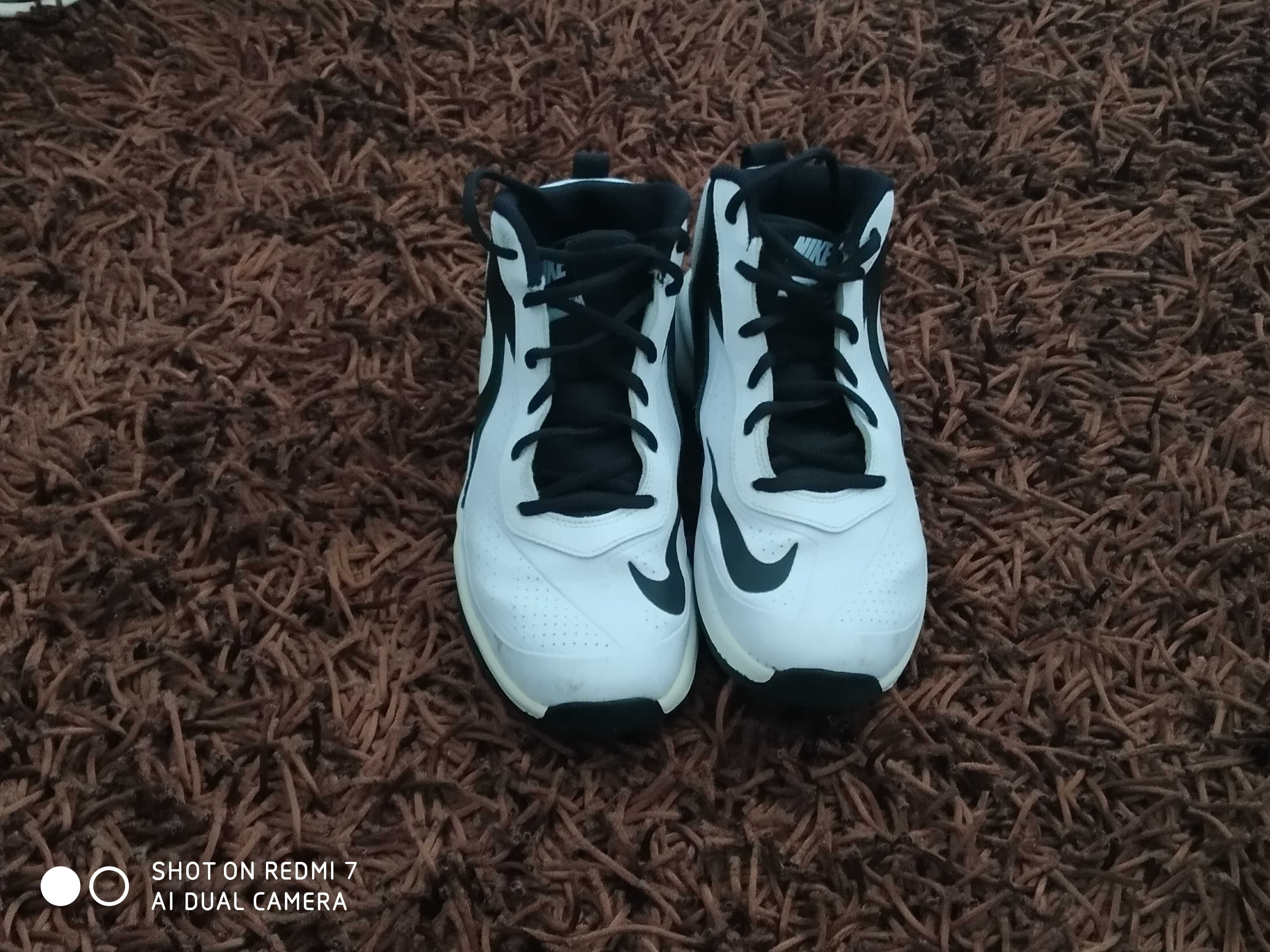 Sapatilhas NIKE de Baskett Tamanho 38.5 Com POUCO USO