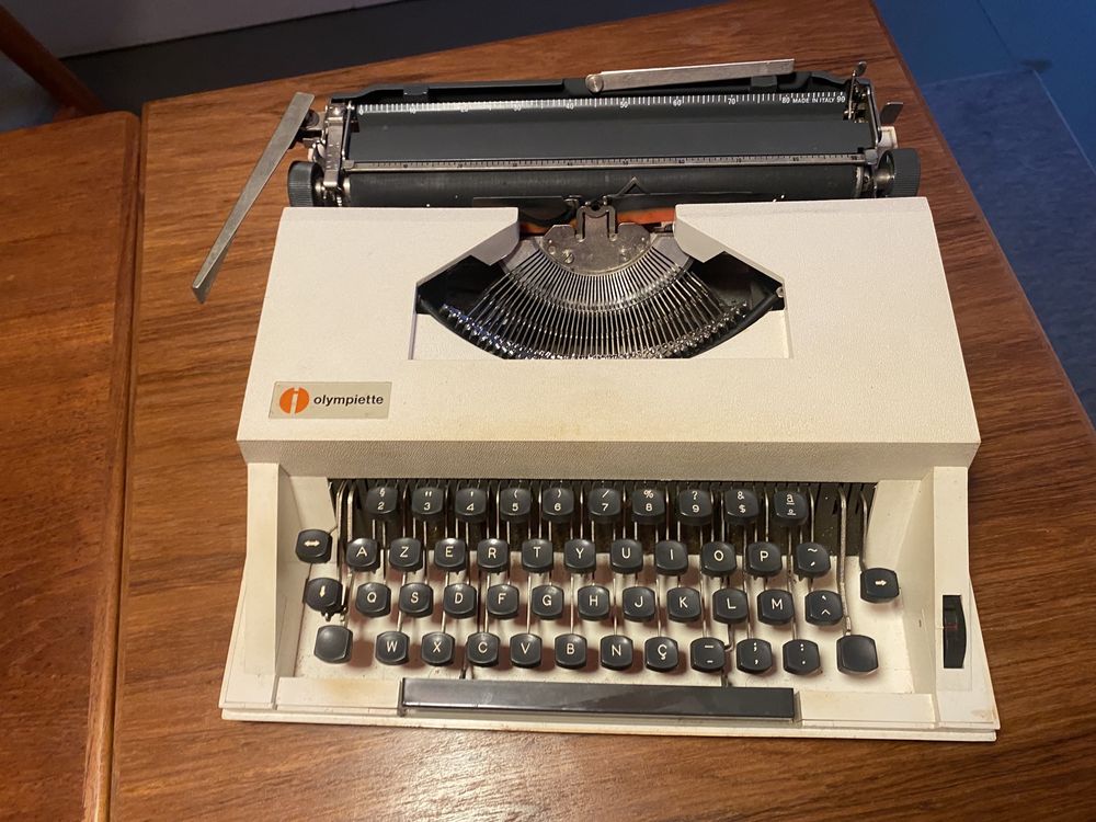 Duas máquinas de escrever antigas (60 por ambas )