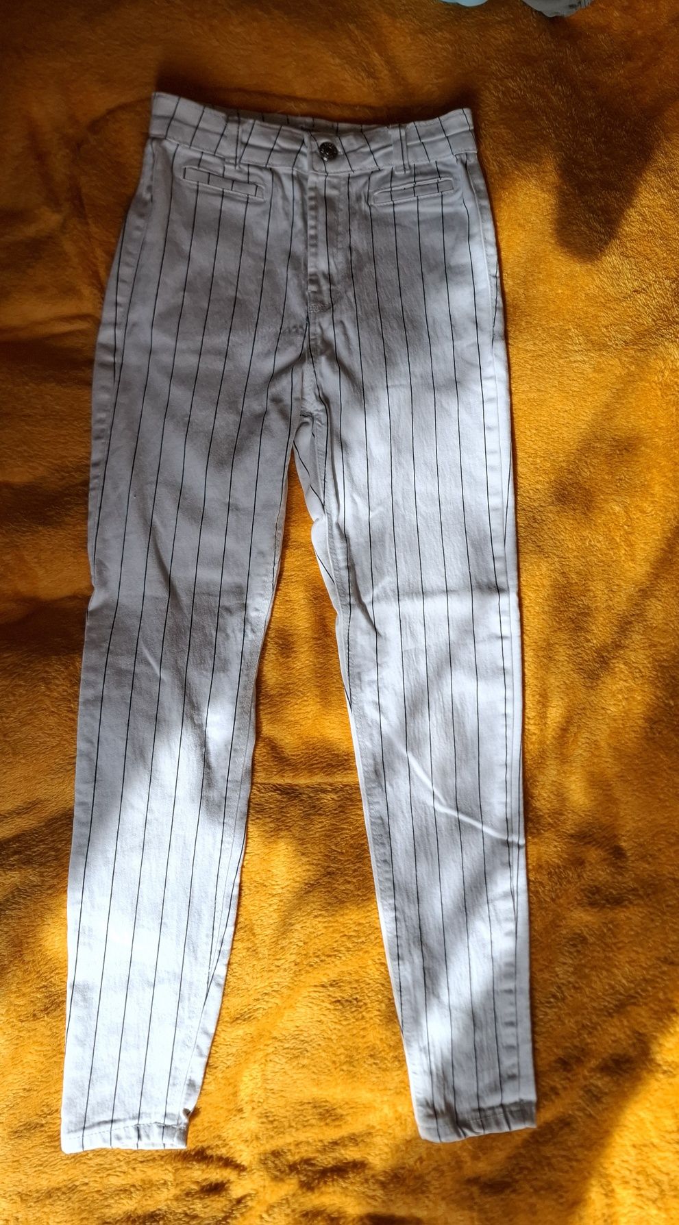 Eleganckie białe spodnie w czarne paski rozmiar 32 Bershka