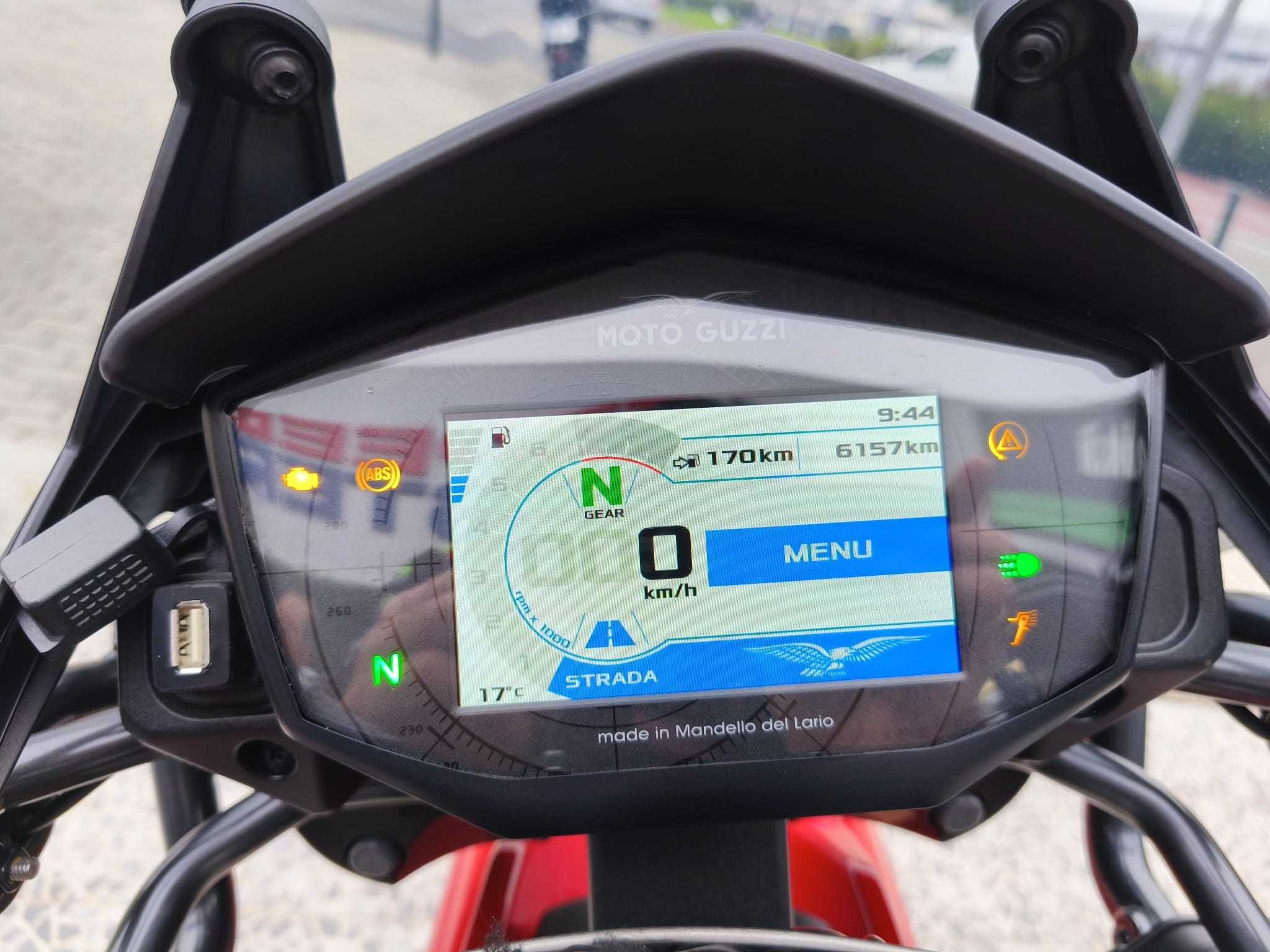 Moto Guzzi V85 2022