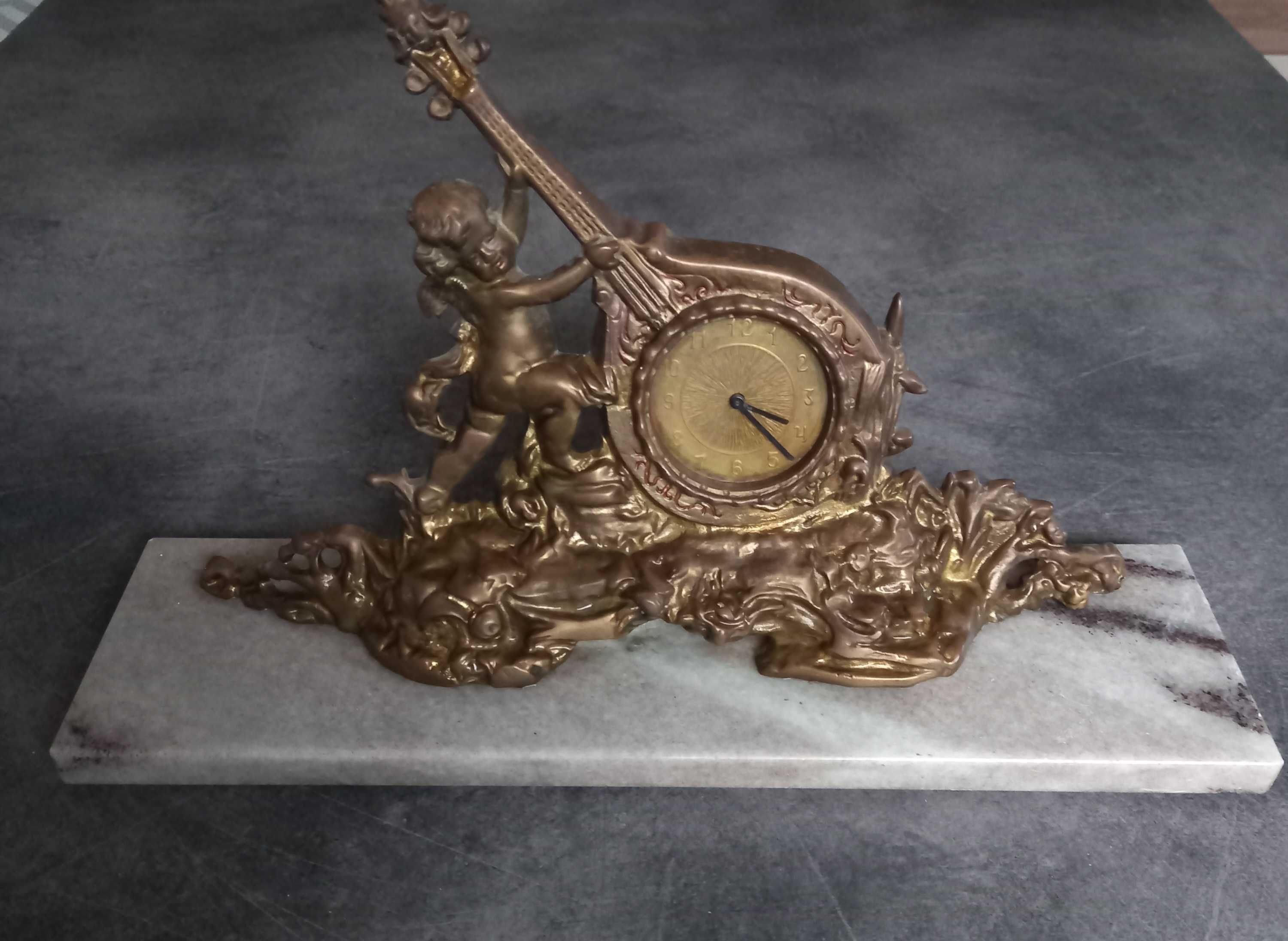 Stary mosiężny kominkowy zegar JUWELIA aniołek z lirą na marmurze PRL