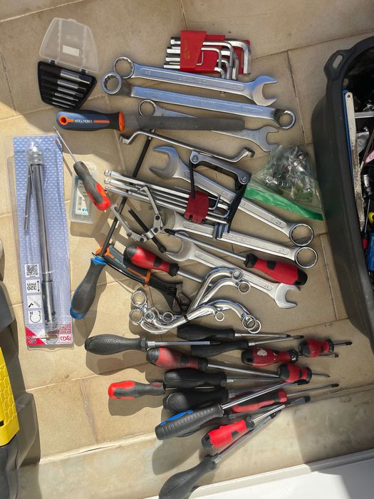 Caixa com ferramentas varias