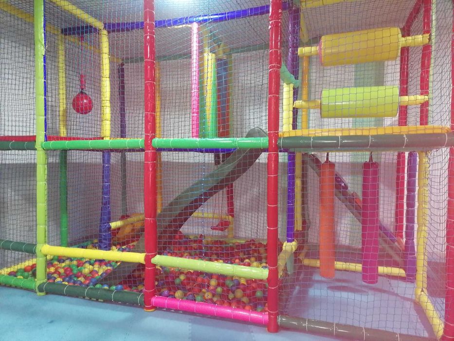 Playground usado com escorrega, rampa, bolas e vários obstáculos