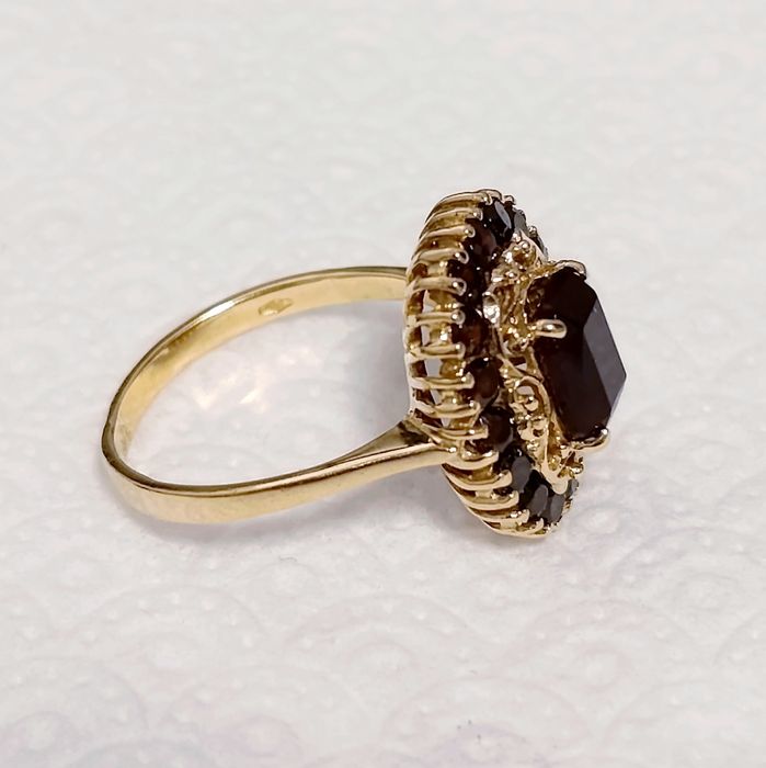 Золотое кольцо 750 п, с гранатом,  4,47 грамм.