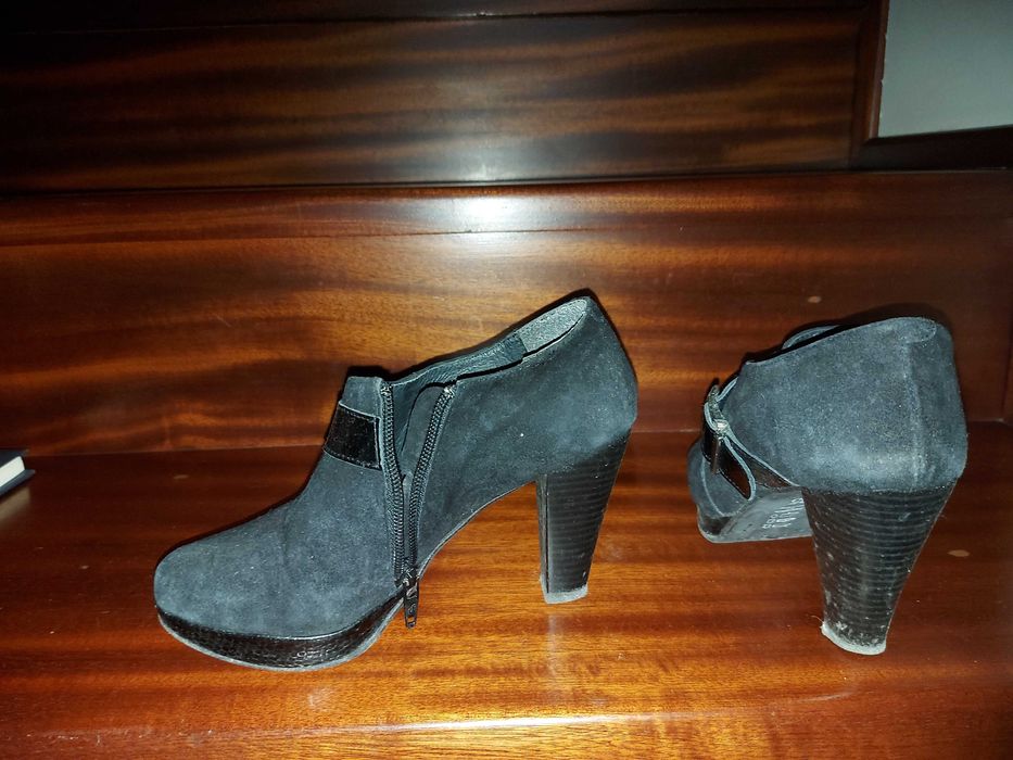 Botin em pele preto, com pormenor de cobra e fivela - nr 35