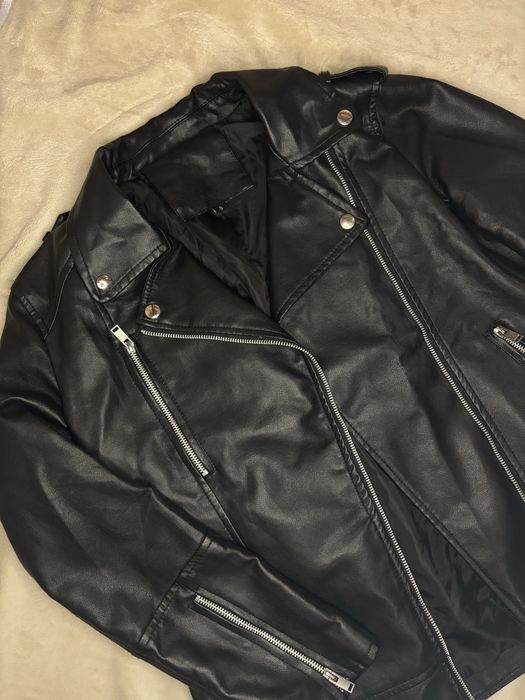 Чорна шкіряна куртка