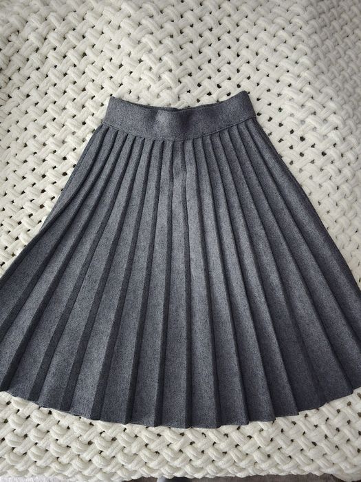 Сіра плісирована спідниця — стильна і універсальна