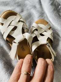 Skòrzane, biale sandalki Zara rozmiar 22