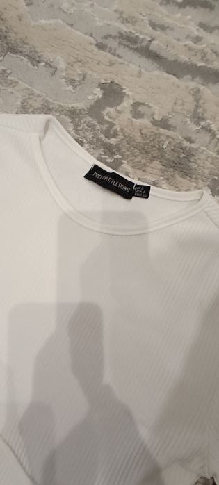 Сукня жіноча білого кольору.