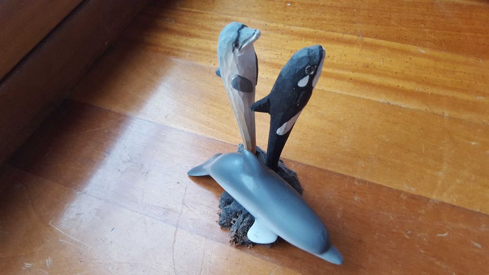 Golfinho em estátua e suporte de canetas: orca e golfinho