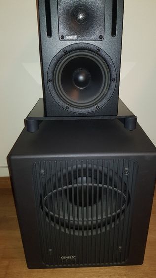 2 Colunas Genelec HT206B + SubHTS3B + Suporte de pé Vogels (60Cm)