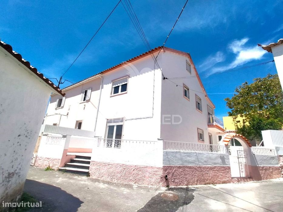 Moradia T2+2 Remodelada | com Logradouro | Terrugem | Sintra