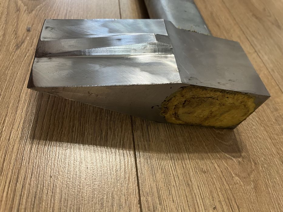 Колун для рубки дров.