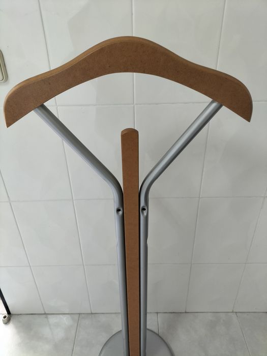 Suporte para roupa de quarto
