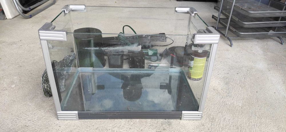 Aquário de 25 litros com diversos acessórios