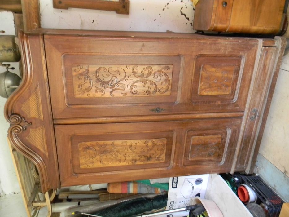 Антикварна шафа для одягу