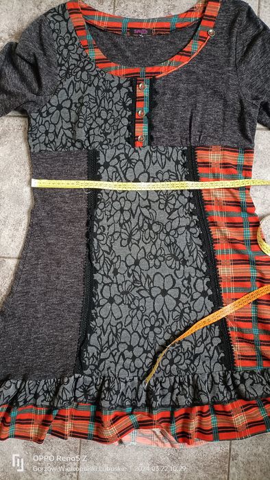 Luźna sukienka z długim rękawem odcinana pod biustem. Stella