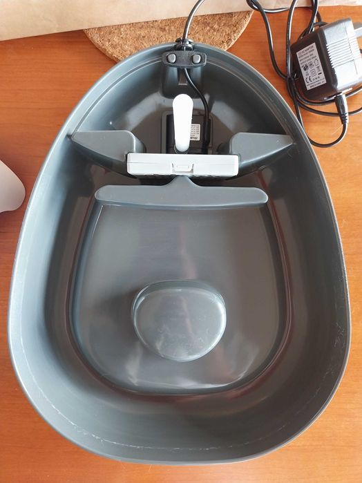Fonte de água com cascata para gatos que teimam em beber da torneira