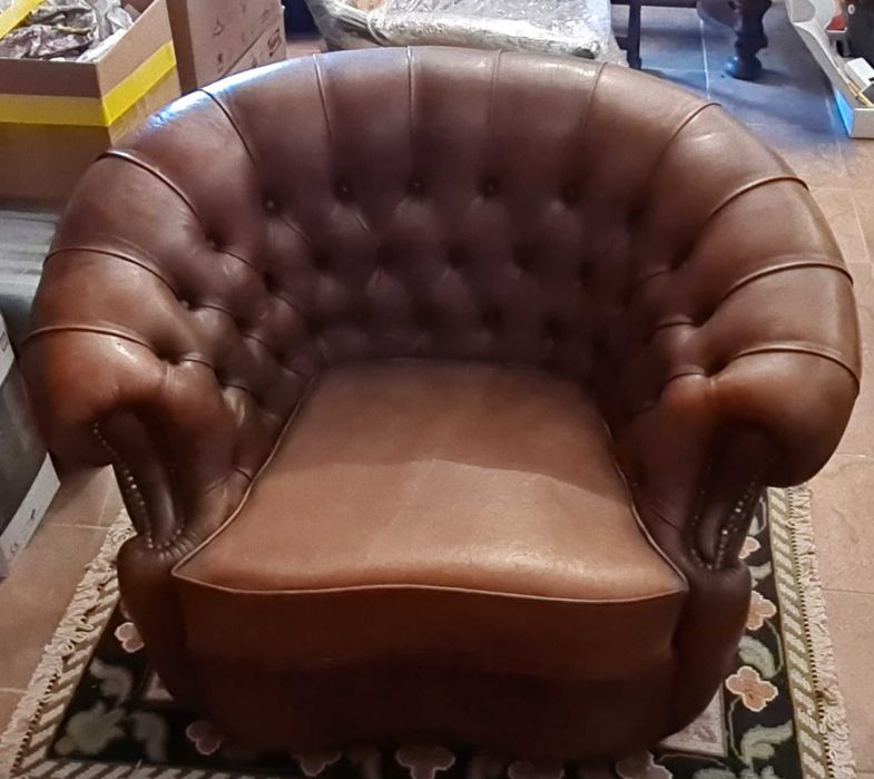 Poltrona em pele capitonné