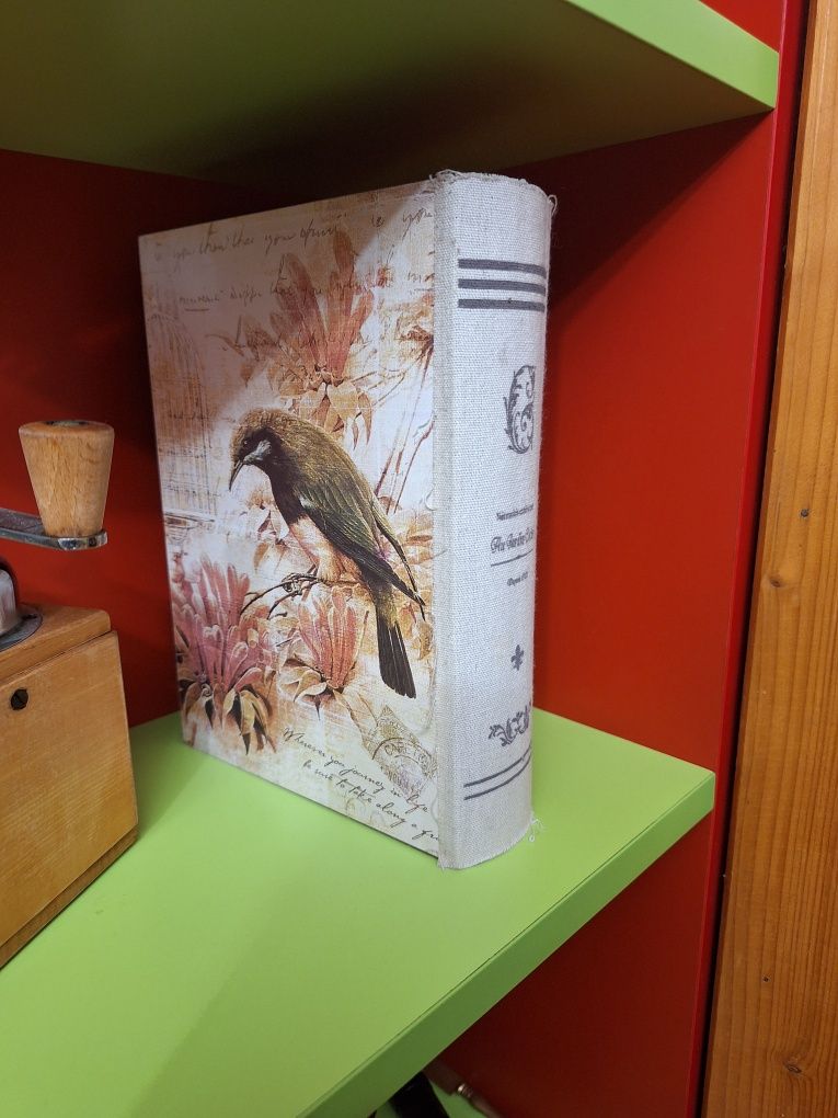 Duża szkatułka stylizowana książką z ptakiem