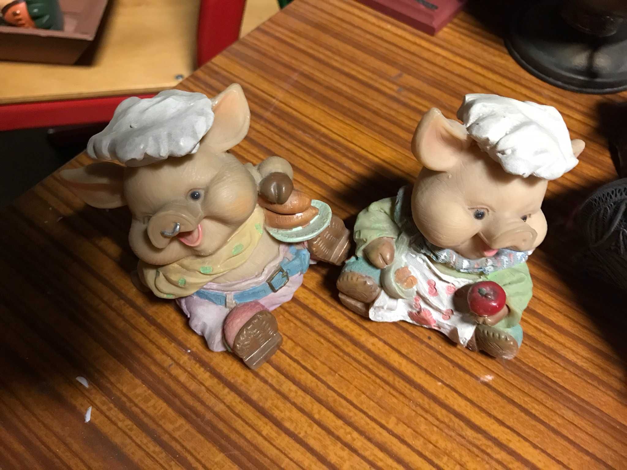 Dwie wesołe uśmiechnięte świnki kucharze figurki