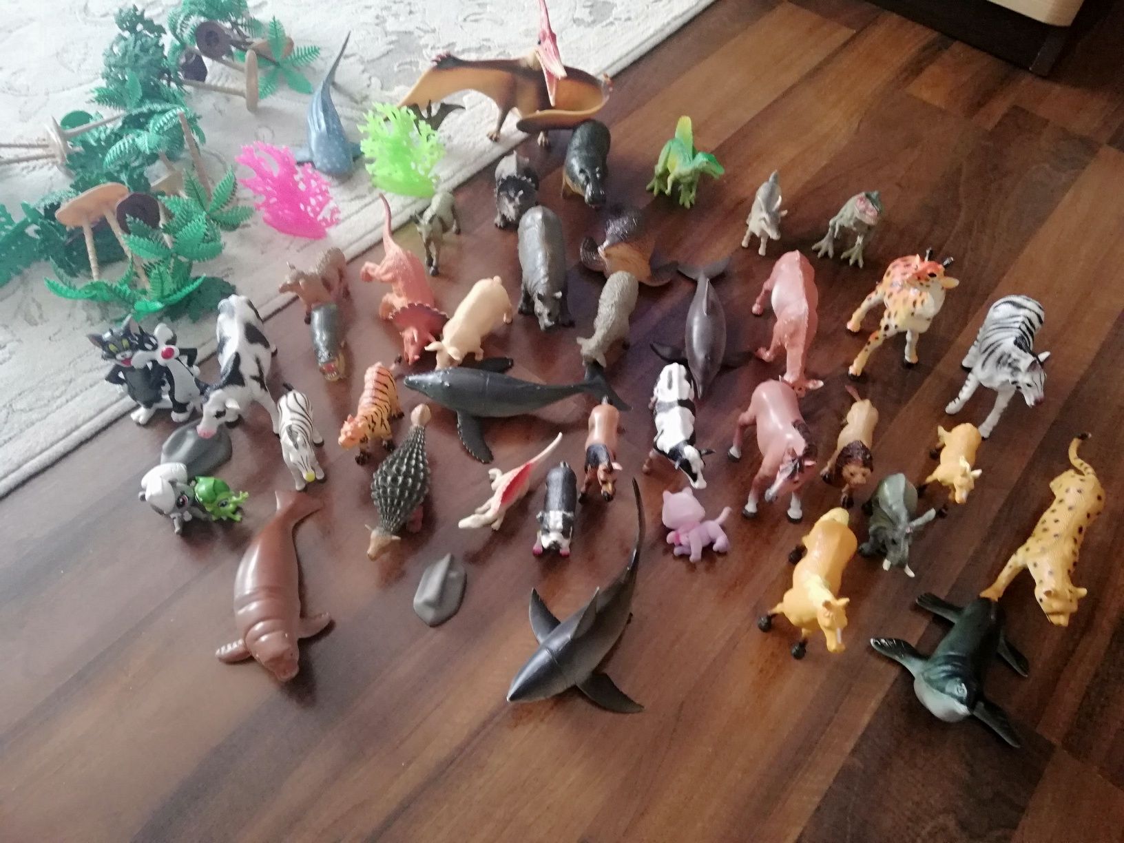 Zestaw zwierząt domowych oraz dinozaurów