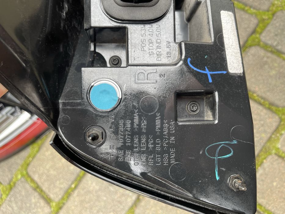 Стопи задні праві і ліві Tesla Model 3