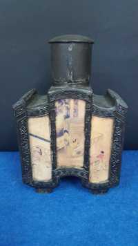 Antiga garrafa chinesa em metal com imagens. Marcada na base