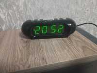 Годинник-будильник настільний електронний